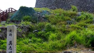 城壁は,石灰岩に安山岩を混ぜた積み方に特徴があります。