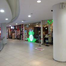 マレーシアの有名寿司店「SAKAE SUSHI」、隣も日本料