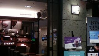 この空港で一番気軽に落ち着けるお店かも。