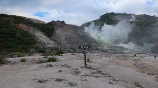 硫黄山を目の前にして休憩