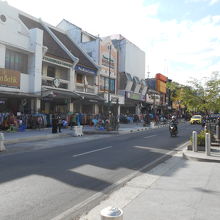 昼のマリオボロ通り。