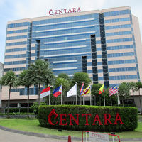 ガラス張りの近代的な外観です