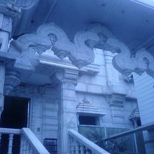 建物の入り口そばです。