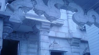 白亜の建物です。