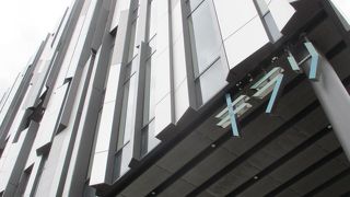 旧デパート跡地に誕生した世界的な建築家・隈研吾氏が設計を手掛けた建物です。