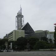 昼食を食べた富山第一ホテル横に富山市役所展望塔があったので、食後に散策しました。