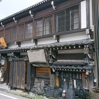 正面はお店になっており、宿の入口は裏手。