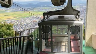 八幡山山頂への足です。