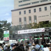鎧武者行列などバラエティ豊かなステージイベントが続きました