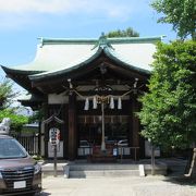 拝殿の目の前まで駐車場なのが気になる神社です