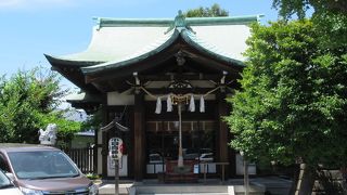 拝殿の目の前まで駐車場なのが気になる神社です