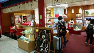 空港限定のちょっとしたお土産も手頃な値段で購入できます！