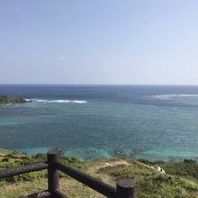 青い空と青い海。