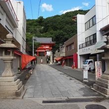 吉祥水は土産物屋手前の石灯籠を左へ（山門から来たら右へ）