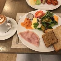 朝食はバイキング方式で、洋食が中心です。