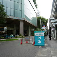 プラカノン駅おりてすぐ