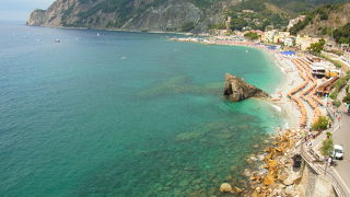 広いビーチのある街