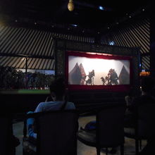 影絵は後ろから動かしている様子も見ることができる。