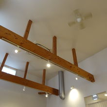 天井　ファンが回っています