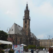 尖塔を組み込んだ屋根が特徴的