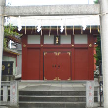 大伝馬町八雲神社の正面の様子です。社殿の上に額が見えます。