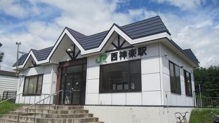 西神楽の市街に面した、付近の富良野線では立派な駅舎を有する駅