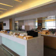 手前のブッフェ台には乾きもの