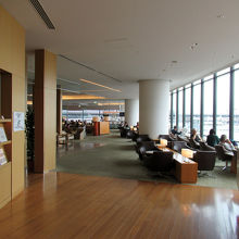 エスカレーター左手は…