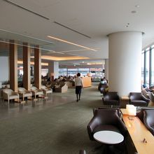 広いラウンジ空間が広がっています