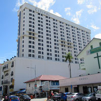 ペナン通り沿い、観光にも便利な場所にあるホテルです