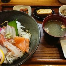 並の地魚たっぷり海鮮丼
