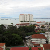 正面はE&0ホテル、マラッカ海峡の向こうはマレー半島です