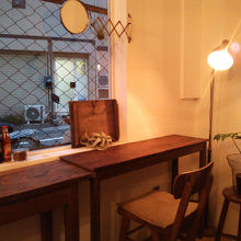 店内から通りを望む。