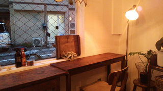 通りを入ったところにある穴場カフェ。