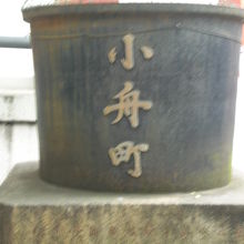神田明神の小舟町八雲神社の鉄製の天水桶です。大きな桶です。