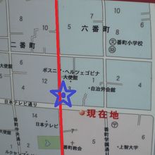 赤色が、番町文人通りで、青☆が明治女学校跡の標識の場所です。