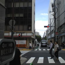 番町文人通りが、日本テレビ通りと交差する交差点の様子です。