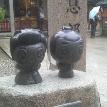 徳兵衛・お初をイメージしたかわいい石像の「曽根崎道祖神」