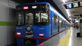 二階建て車両が旅情をかきたてる。