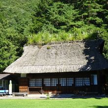 この建物の前にバス停があります