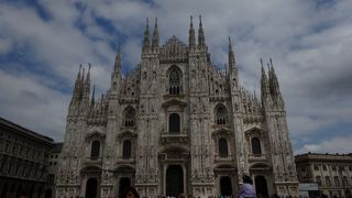 大聖堂を眺める人で混雑する広場