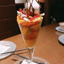 マンゴーとカカオのパフェ