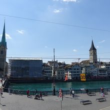 フラウミュンスター教会（左側）と聖ペーター教会