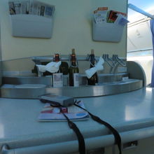 ギャレーには何にも無し、帰りは深夜便のせいかスナックが少々