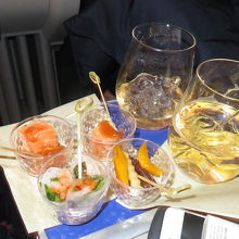 往路搭乗して直ぐドリンクといくつでも選べるアミューズサービズ