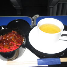 深夜便の為食事は無し。軽食をオーダー、カップより小さいミニ丼