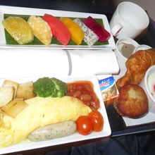 成田到着前に朝食サービス。こちらは洋食、和食も選べます