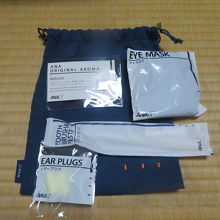 往復スリッパあり。復路のみ、小アメニティセットが有りました