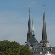 遠くから見たのみのルクセンブルクのノートルダム大聖堂（世界遺産の構成資産）とアクセス