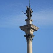 「王宮広場」にたつ高～い柱＆像
